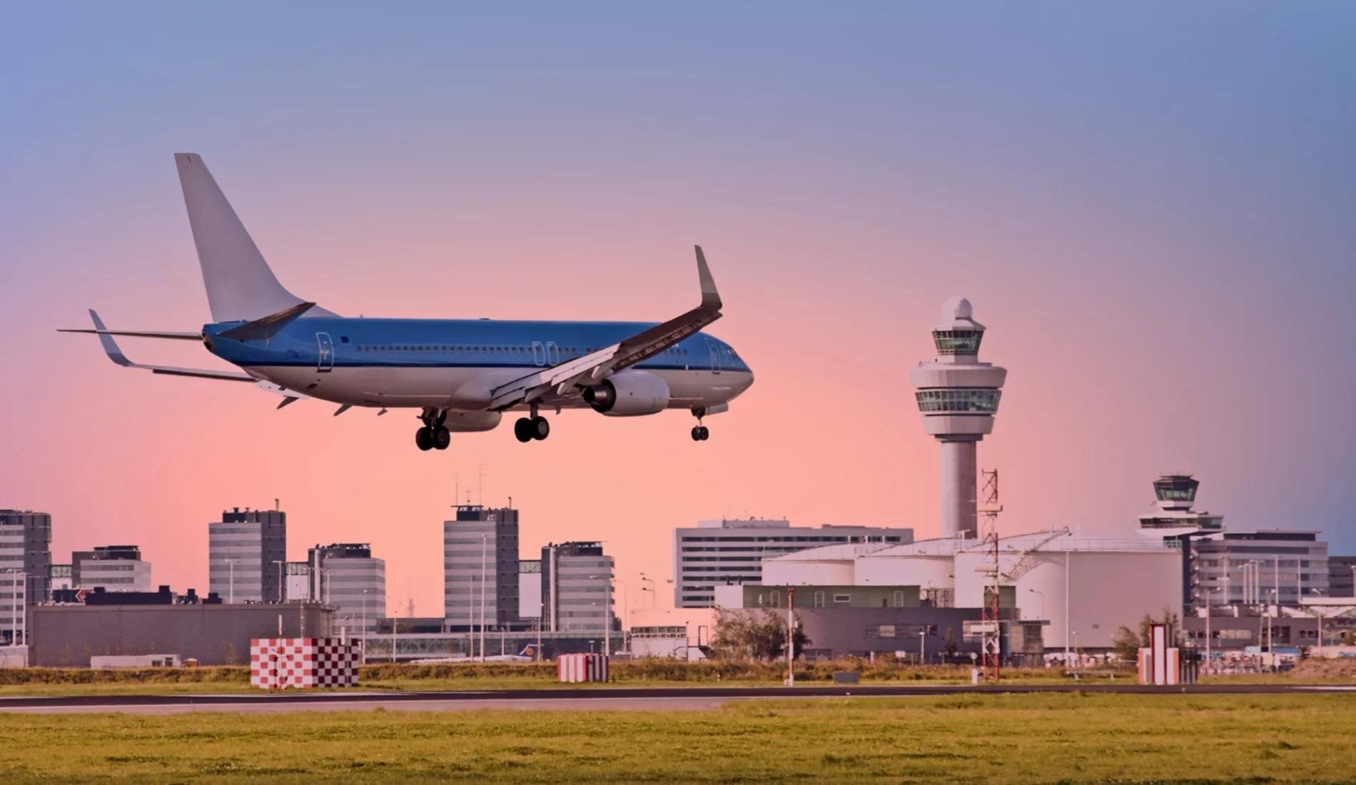 KLM vliegtuig land op Schiphol