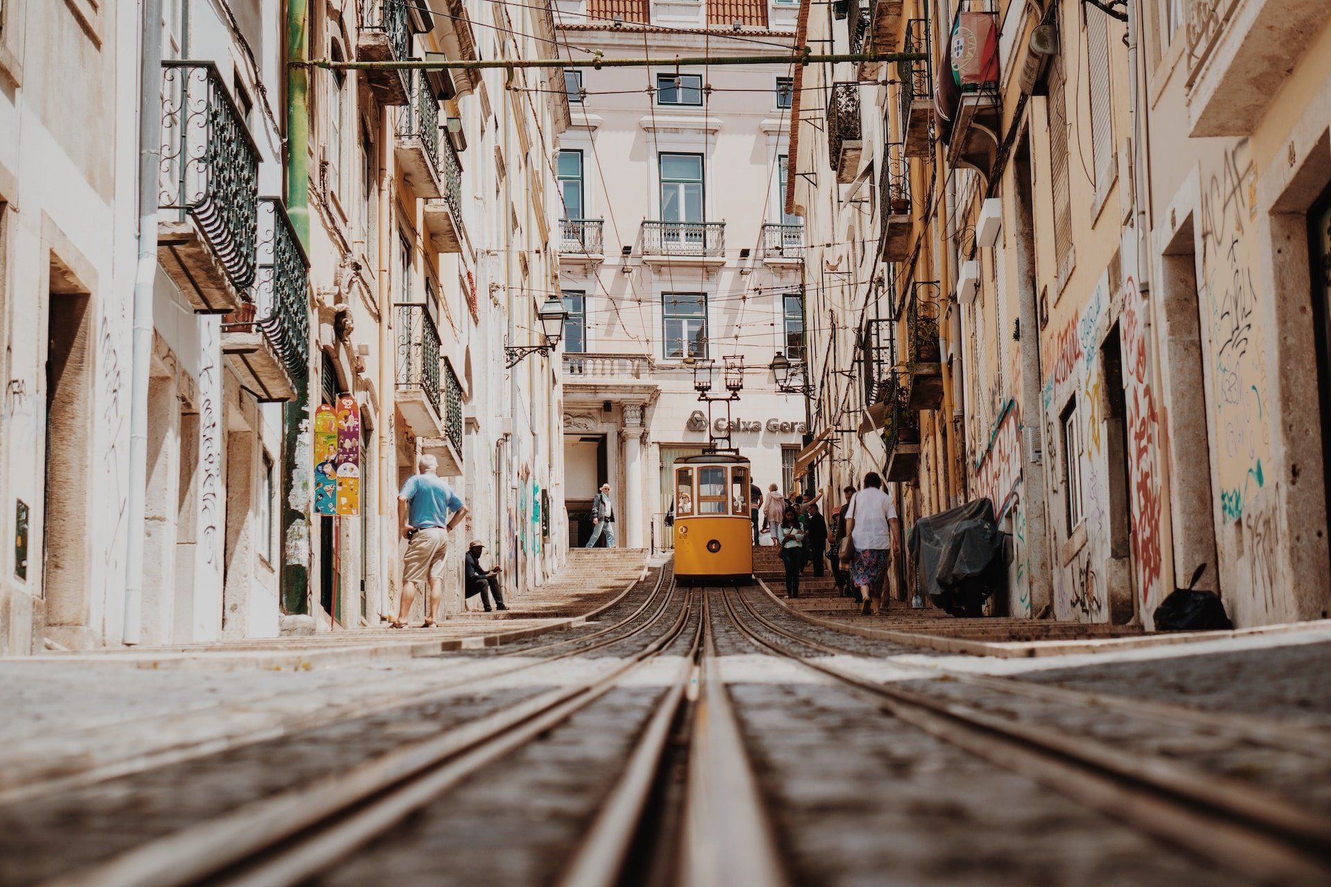 Straat met tram in Lissabon