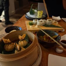 MOMO Restaurant, Bar & Lounge