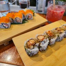 MOMO Restaurant, Bar & Lounge