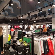 Een evenement dubbele Vrijgevigheid Bij Adidas Outlet Store Lelystad betaal je met creditcards van American  Express (AMEX), Mastercard en Visa