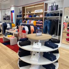 Bij Tommy Hilfiger Outlet in Roosendaal betaal je met creditcards van American Express AMEX Mastercard en Visa