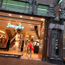 Bij Parfumerie Douglas in Den Haag (Venestr.) betaal je creditcards van American Mastercard en Visa