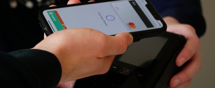 Maestro betaalpassen worden vervangen door Debit Mastercard. Dit verandert er voor jouw betaalpas en creditcard