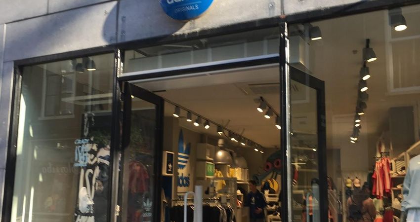 Populair Bedelen Minder Bij adidas Originals Store Haarlem betaal je met creditcards van American  Express (AMEX), Mastercard en Visa | CardMapr