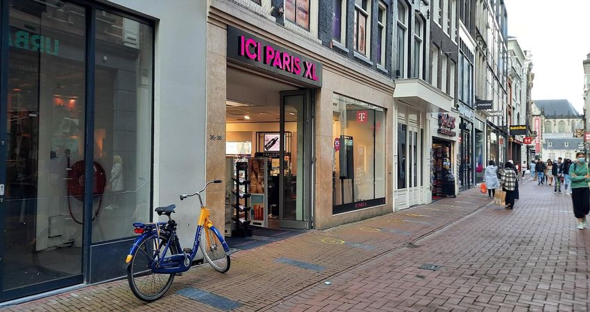 Op de kop van Leger IJver Bij ICI PARIS XL in Amsterdam (Nieuwendijk -) betaal je met creditcards van  American Express, Mastercard en Visa